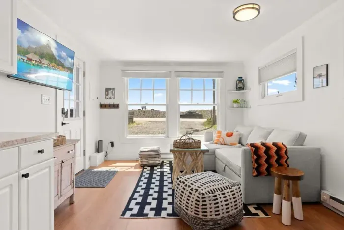 Open living room and kitchen, views of the ocean, strong WiFi, Smart TV, sleeper sofa and fully equipped kitchen