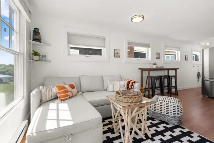 Open living room and kitchen, views of the ocean, strong WiFi, Smart TV, sleeper sofa and fully equipped kitchen