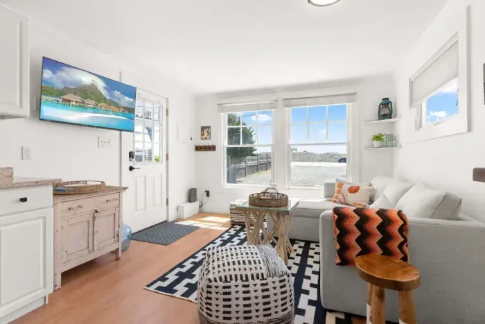 Open living room and kitchen, views of the ocean, strong WiFi, Smart TV, sleeper sofa and fully equipped kitchen