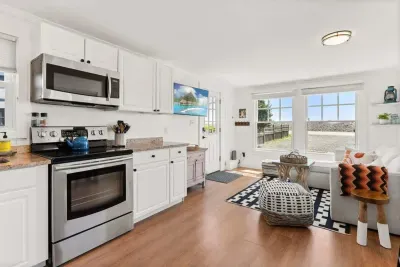 Open living room and kitchen, views of the ocean, strong WiFi, Smart TV, sleeper sofa and fully equipped kitchen