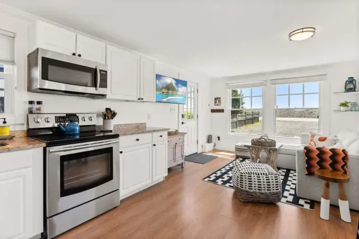 Open living room and kitchen, views of the ocean, strong WiFi, Smart TV, sleeper sofa and fully equipped kitchen