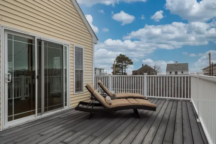Wrap-around upper-level deck with ocean views