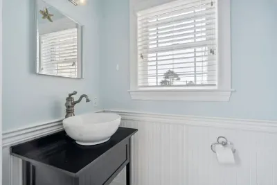 Half bathroom in bedroom #4