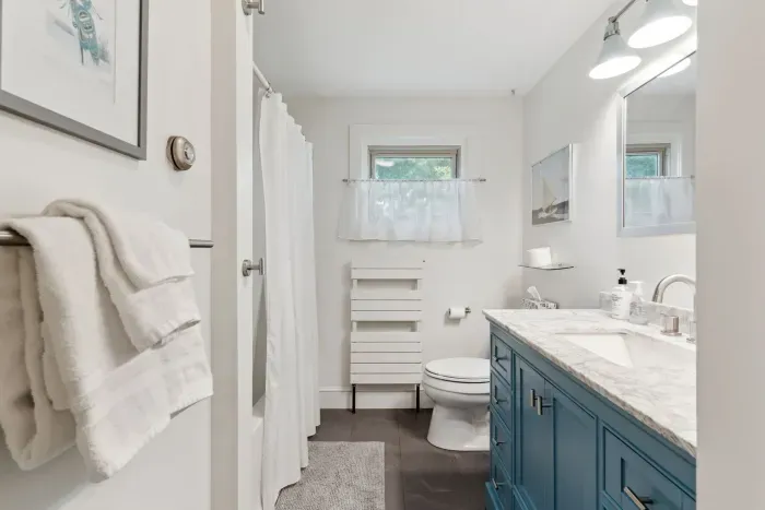 The full bathroom with a shower/tub combo. Clean towels provided for all guests!