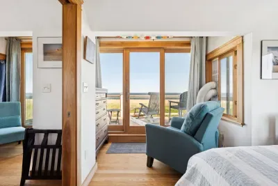 Master bedroom on 2nd floor with queen bed and balcony overlooking the ocean.