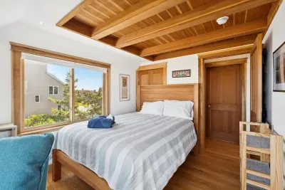 Master bedroom on 2nd floor with queen bed and balcony overlooking the ocean.
