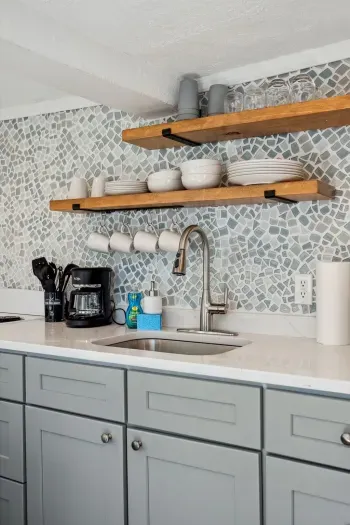 Cups, plates, spoons, and a coffee maker—everything you need for a cozy stay!