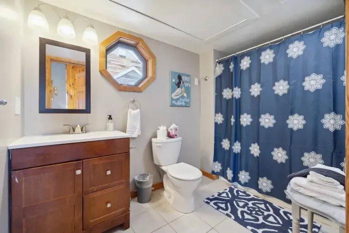 Full sized bathroom with tub and shower. Clean towels provided for all guests