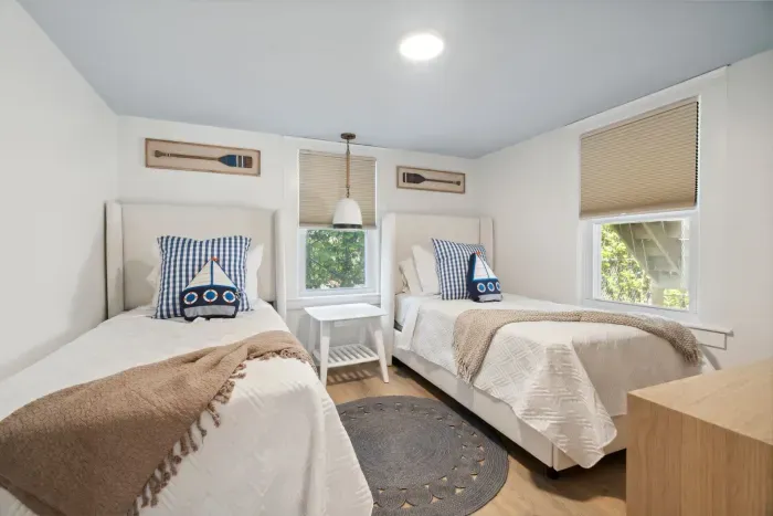 This is the twin room! Clean linens are provided.