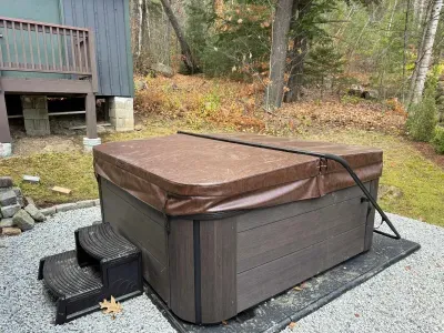 Please keep the cover closed when not in use. There are clips on either side, please clip them in case it gets windy