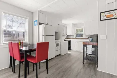 Open living room & kitchen, strong WiFi, smart Roku TV, mini-split heating and cooling