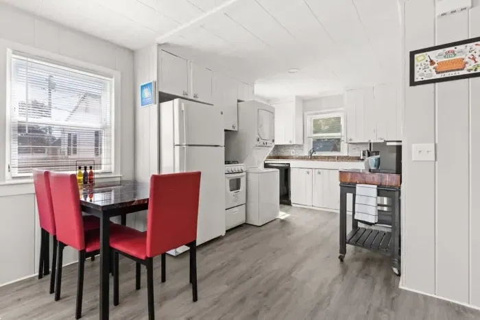 Open living room & kitchen, strong WiFi, smart Roku TV, mini-split heating and cooling