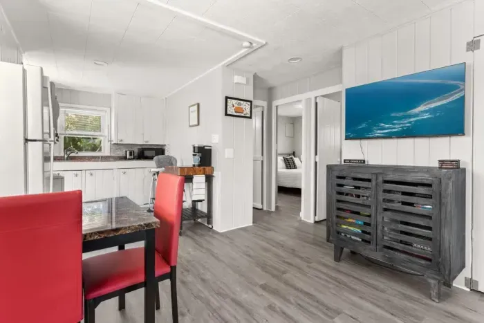 Open living room & kitchen, strong WiFi, smart Roku TV, mini-split heating and cooling