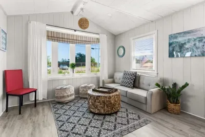 Open living room & kitchen, strong WiFi, smart Roku TV, mini-split heating and cooling
