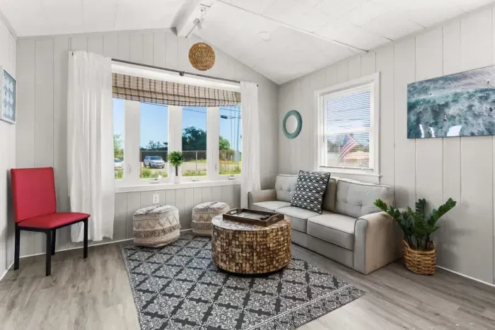 Open living room & kitchen, strong WiFi, smart Roku TV, mini-split heating and cooling