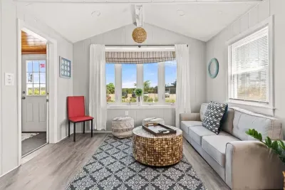 Open living room & kitchen, strong WiFi, smart Roku TV, mini-split heating and cooling