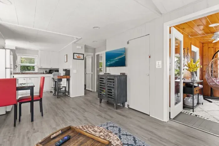 Open living room & kitchen, strong WiFi, smart Roku TV, mini-split heating and cooling