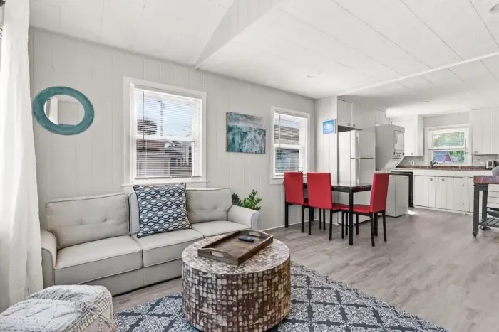 Open living room & kitchen, strong WiFi, smart Roku TV, mini-split heating and cooling