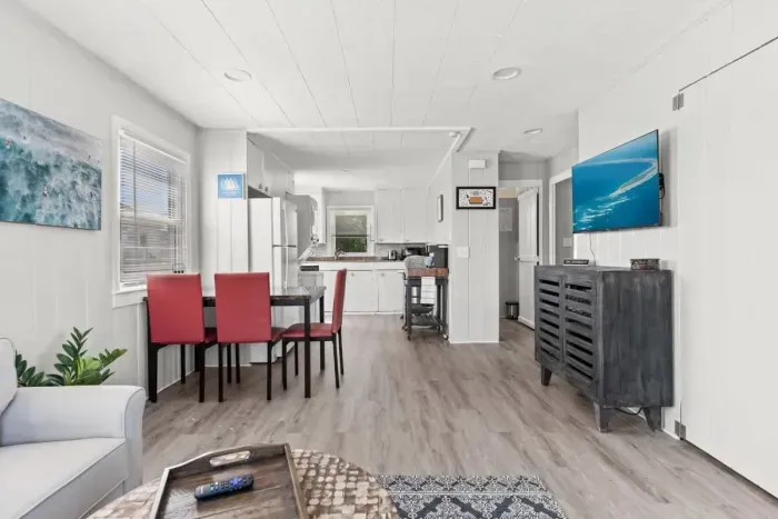 Open living room & kitchen, strong WiFi, smart Roku TV, mini-split heating and cooling