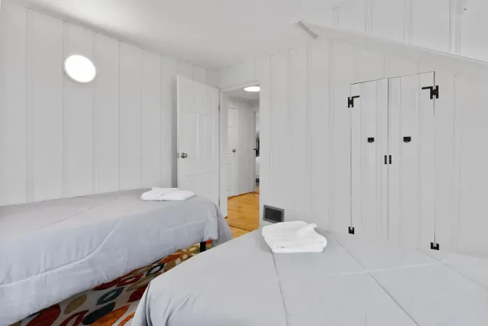 Bedroom #4 with 2 twin beds