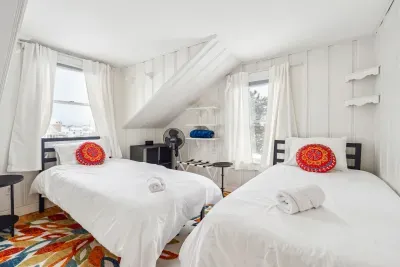 Bedroom #4 with 2 twin beds