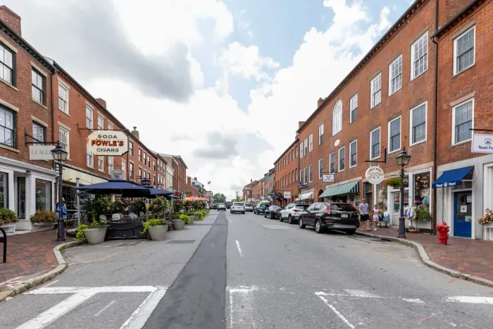 Historic downtown Newburyport and marinas are just 10 minutes away.