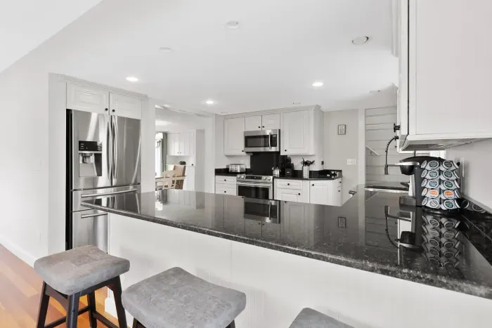 Newly renovated, fully equipped, kitchen