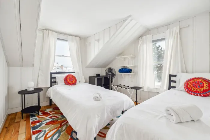 Bedroom #4 with 2 twin beds