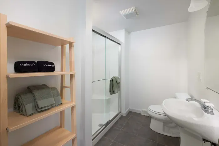 Fresh and modern—this bathroom features a sleek stand-up shower located on the first floor! Clean towels provided for all guests! 🚿✨ 