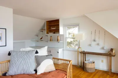 Bright and versatile—this bedroom features two cozy daybeds for a restful stay. Clean linens provided! ☀️🛏️