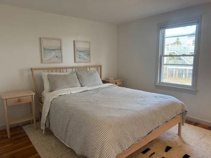 Rest easy in this cozy bedroom with a comfy queen bed. Clean linens provided! 💤✨