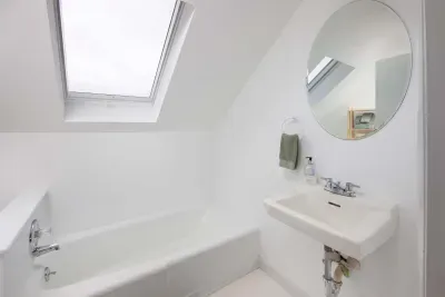This bathroom features a tub only and is located on the second floor. There is no shower in this bathroom✨