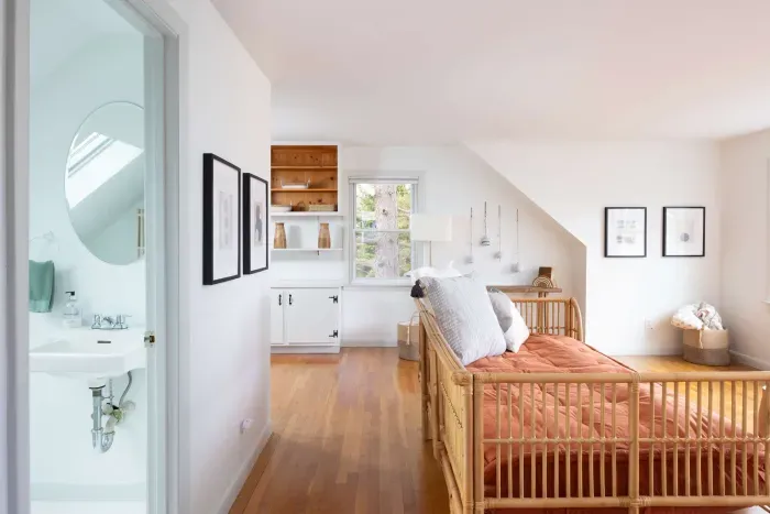 Bright and versatile—this bedroom features two cozy daybeds for a restful stay. Clean linens provided! ☀️🛏️ 