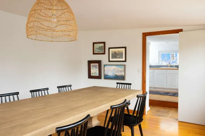 8-seater dining for your family to get together!