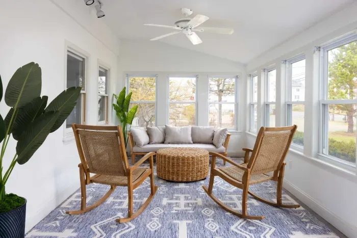 Chill, gather, and enjoy our fully furnished closed in porch! ☀️🪑 