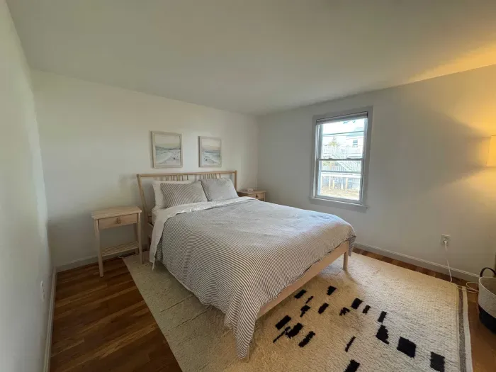 Rest easy in this cozy bedroom with a comfy queen bed. Clean linens provided! 💤✨