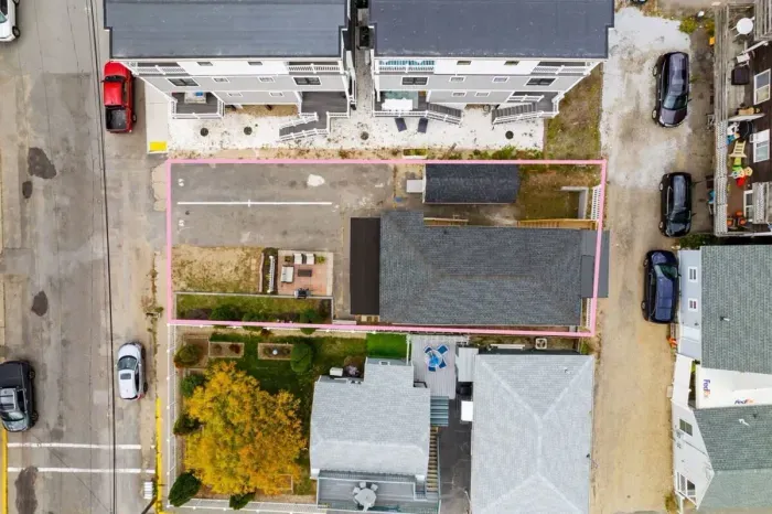Aerial view, 1 block to the public beach and 2 blocks to the Salisbury Center