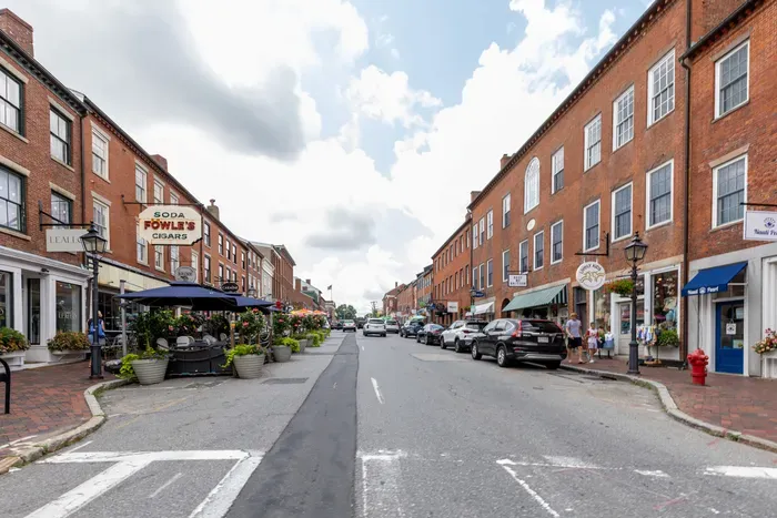 On your way to the island don't miss a stop in Downtown Newburyport. There are great shops, restaurants, cafes and more. 