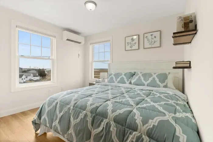 Master bedroom with king bed and ensuite bathroom. Clean towels provided!