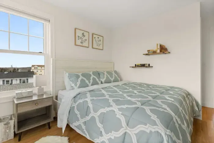 Master bedroom with king bed and ensuite bathroom. Clean towels provided!