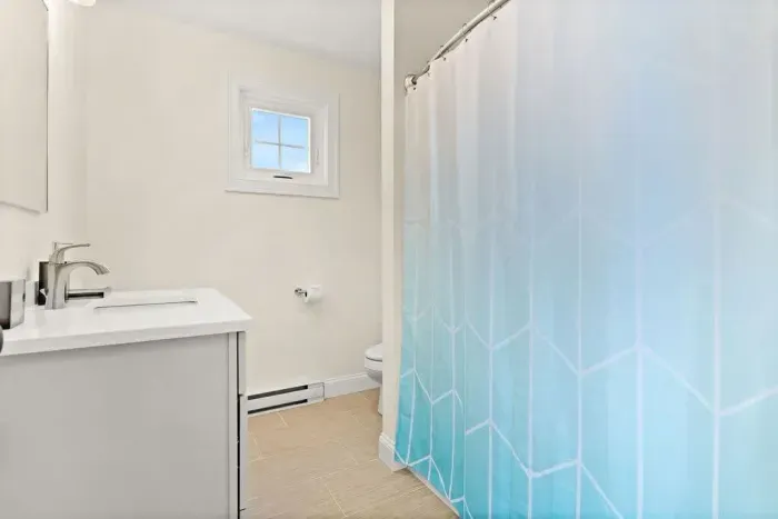 Bathroom #2 with shower/tub combo! Clean towels provided.