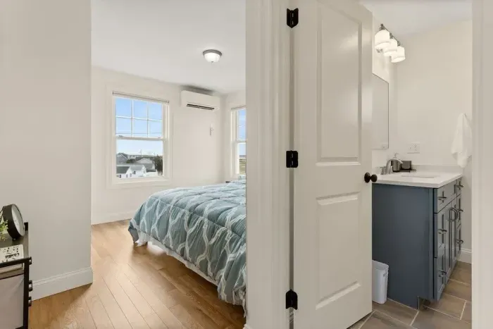 Master bedroom with king bed and ensuite bathroom. Clean towels provided!