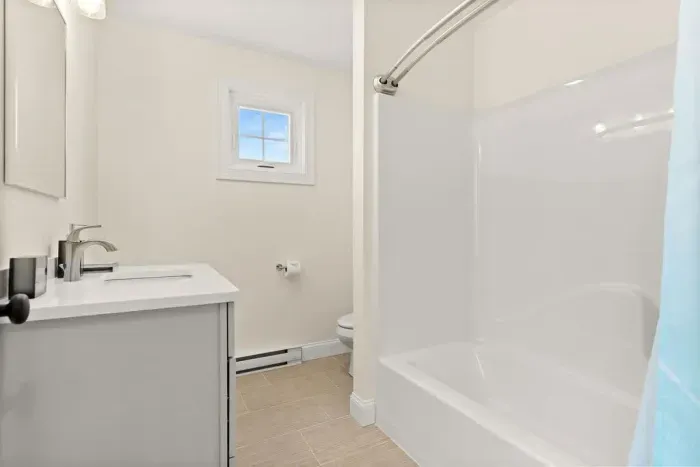 Bathroom #2 with shower/tub combo! Clean towels provided.