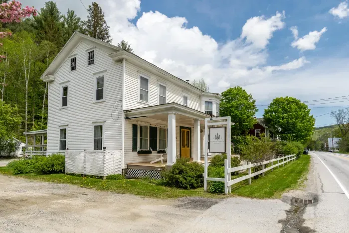 Welcome to The Bridgewater Inn! The main driveway is located in this picture