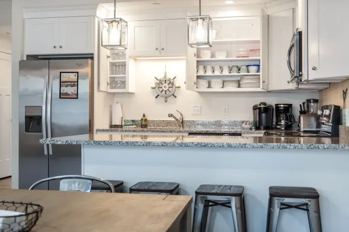 Fully equipped kitchen with 4 barstools
