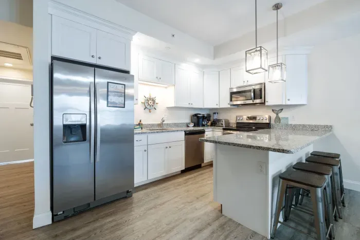 Fully equipped kitchen with 4 barstools