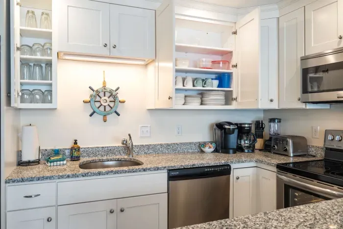 Fully equipped kitchen with plenty of glass and dishware