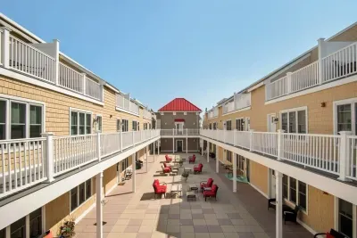 Common courtyard (During the winter, the building administration puts away the outdoor furniture, making it unavailable.)