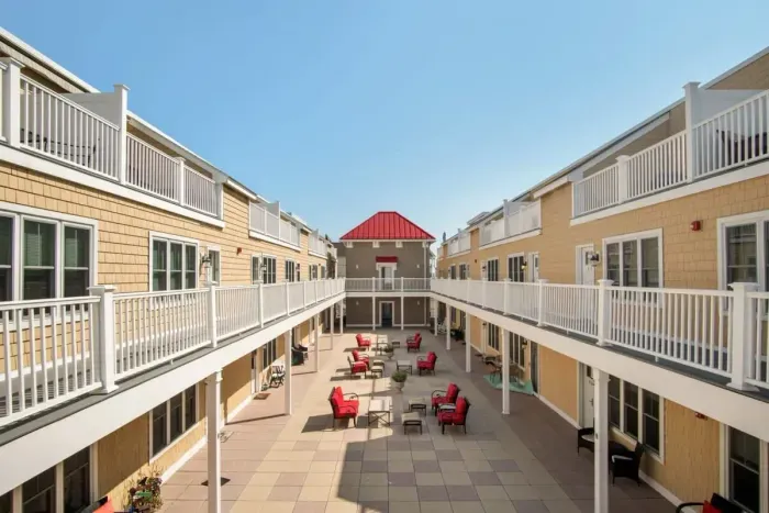 Common courtyard (During the winter, the building administration puts away the outdoor furniture, making it unavailable.)