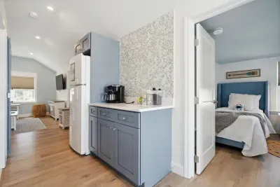 Fully equipped kitchen with updated appliances (no dishwasher)